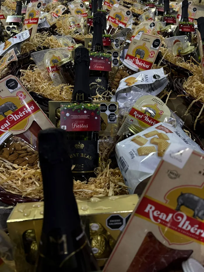 Armado y empaque de canastas navideñas puebla en taller