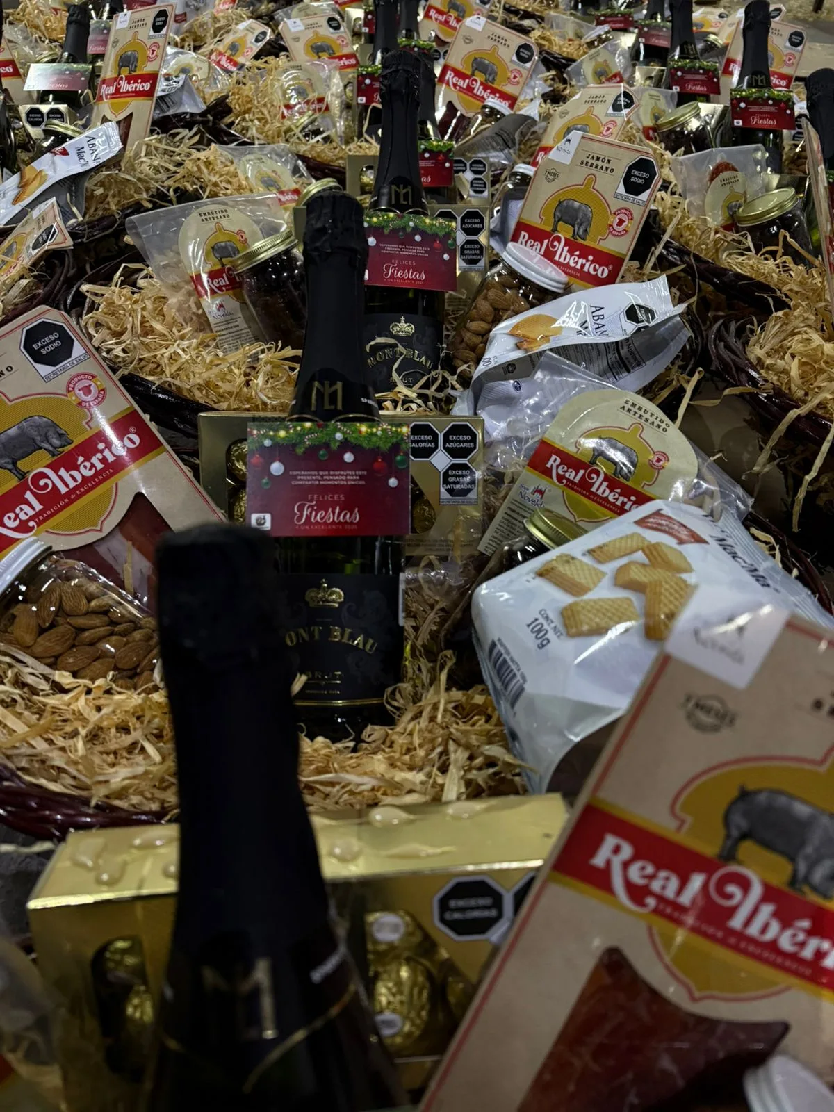 Armado y empaque de canastas navideñas puebla en taller